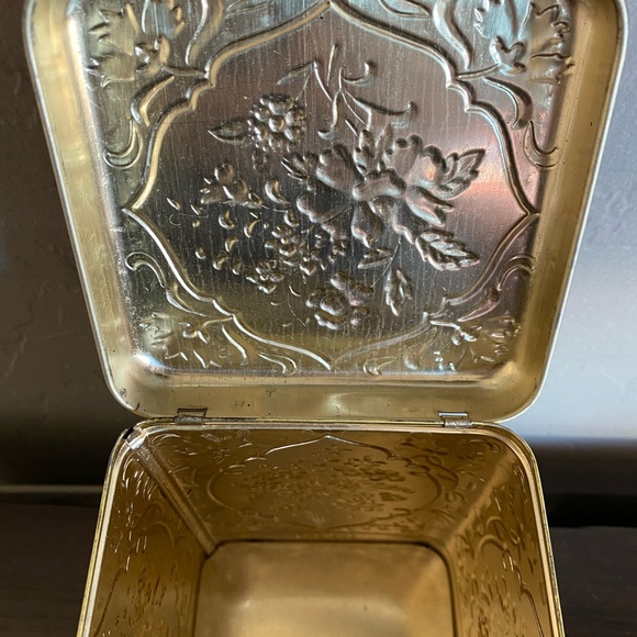 1950s Rare Holland Repousse Hinged Tea Tin - Picture 2 of 5